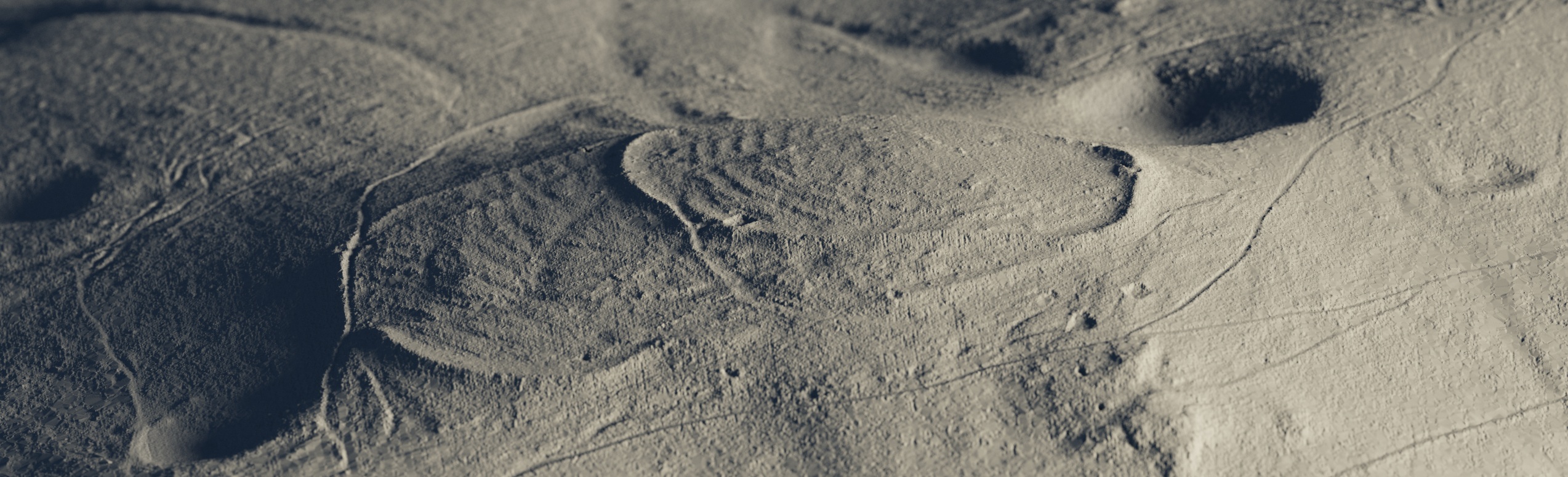 Panoramska fotografija gora in jezera